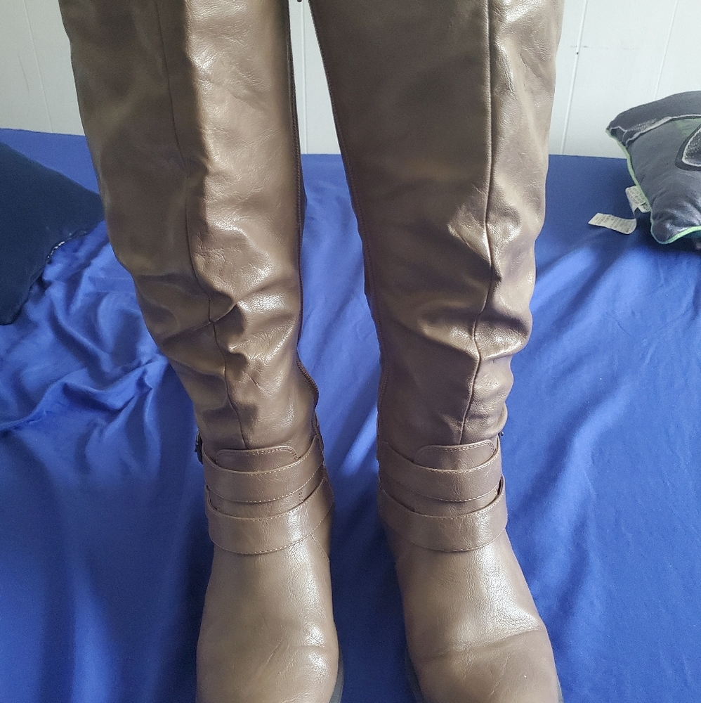 8.5 Taupe boots